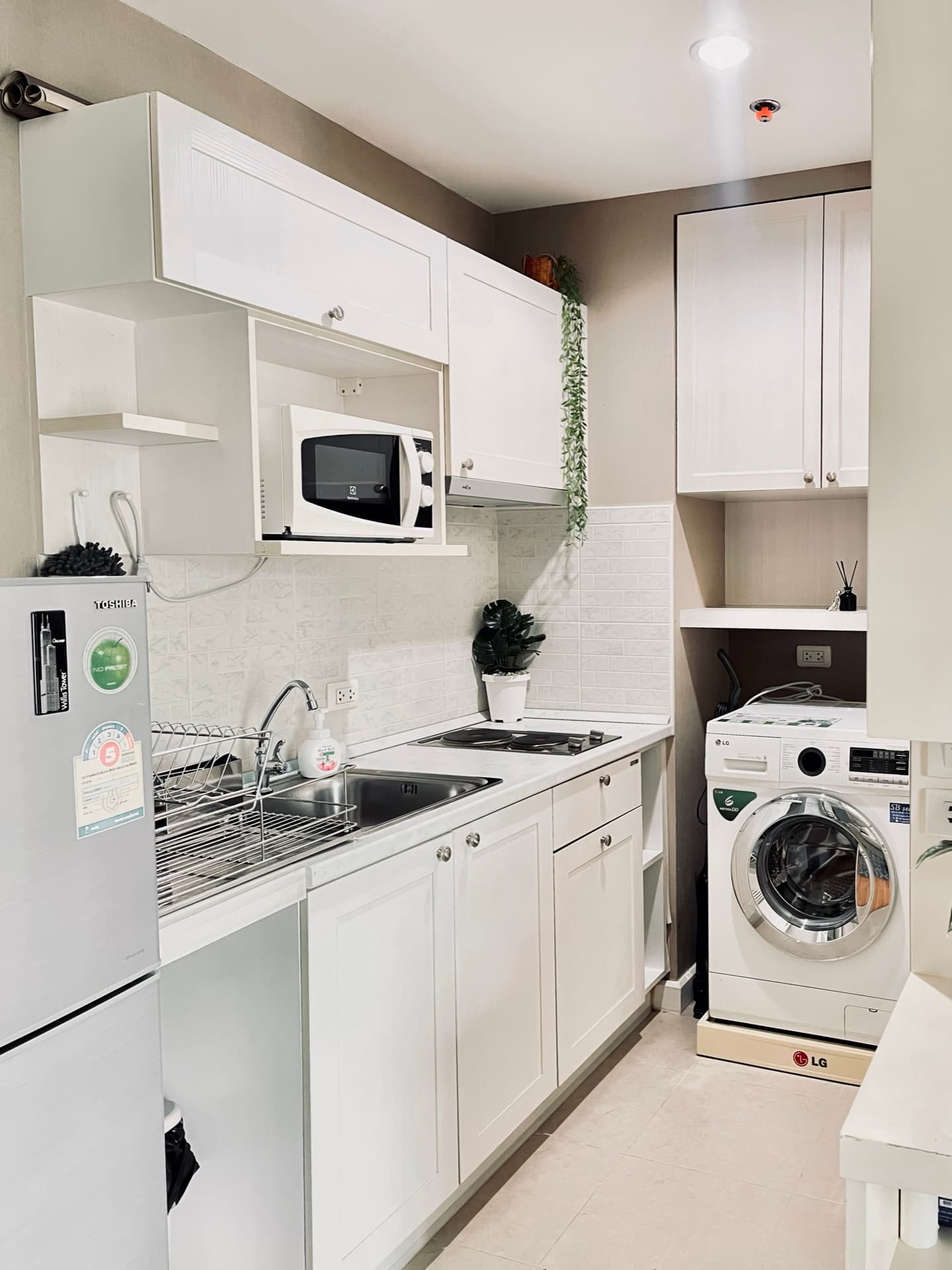 Fitted kitchen with a washing machine