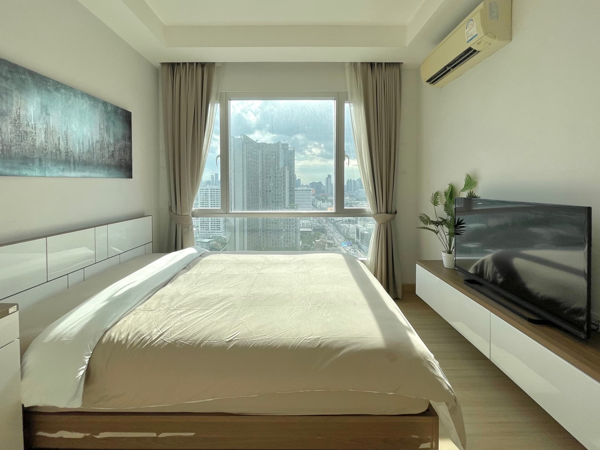 Bedroom with a city view